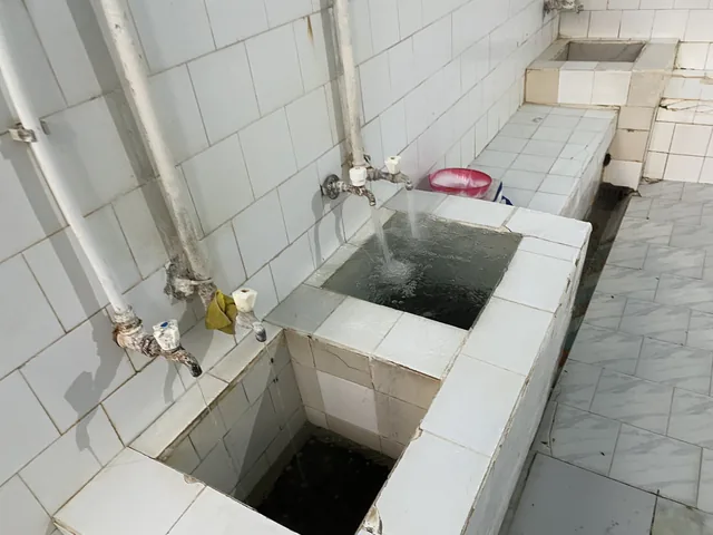 Курни с течаща минерална вода в къпалнята.