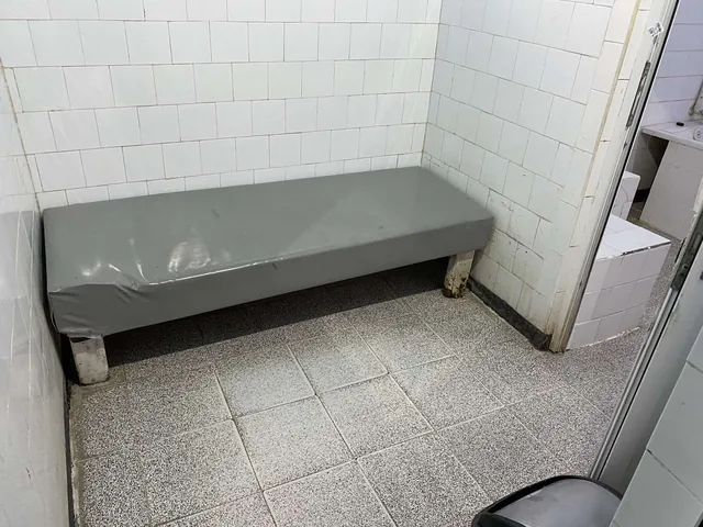 Кушетка за почивка в кабина на банята.
