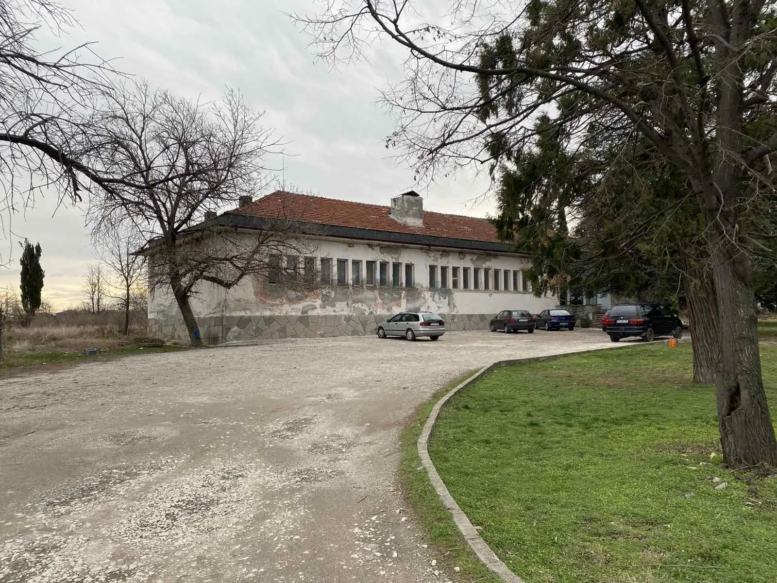 Масивната сграда на минералната баня във Варвара с площадката пред нея.