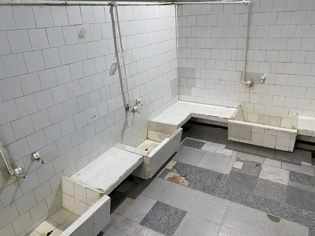 Общата къпалня с курните и коритата.
