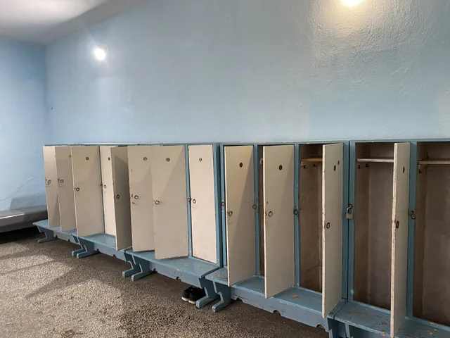 Съблекалнята с редицата шкафчета.