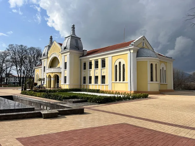 Банята под ъгъл, с алеите и оформеното дворно пространство.