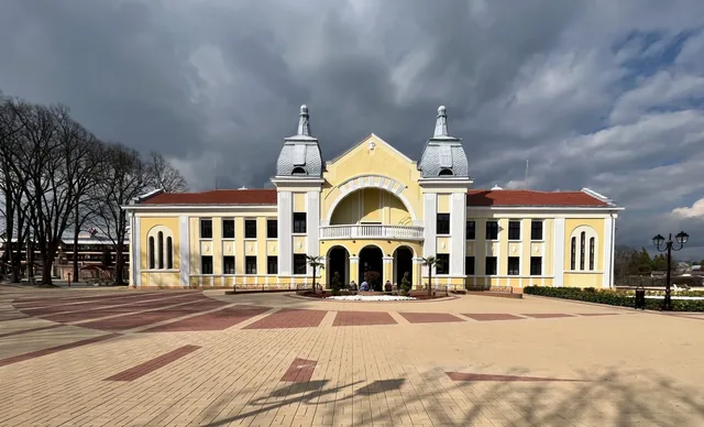 Сградата на минералния бански комплекс в Ягода с двете кули и арковия вход.