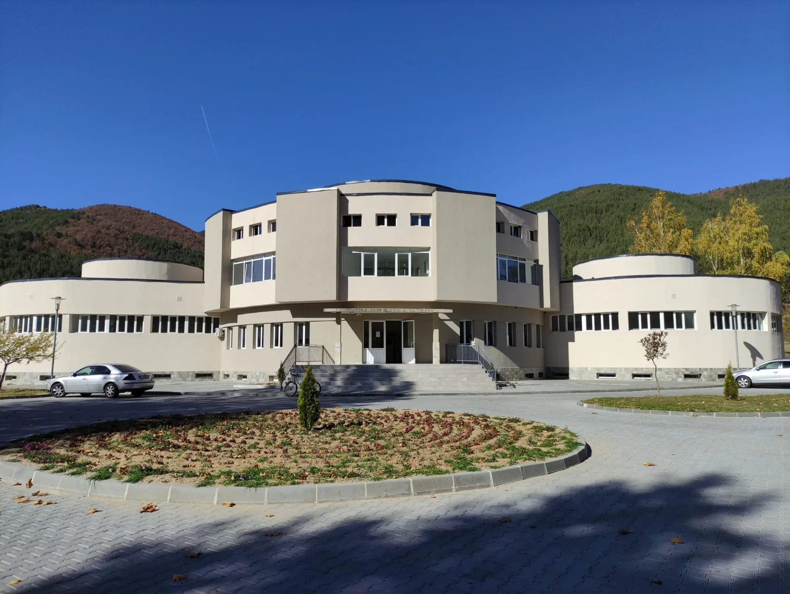 Основно ремонтираната сграда на общинската баня в Якоруда.
