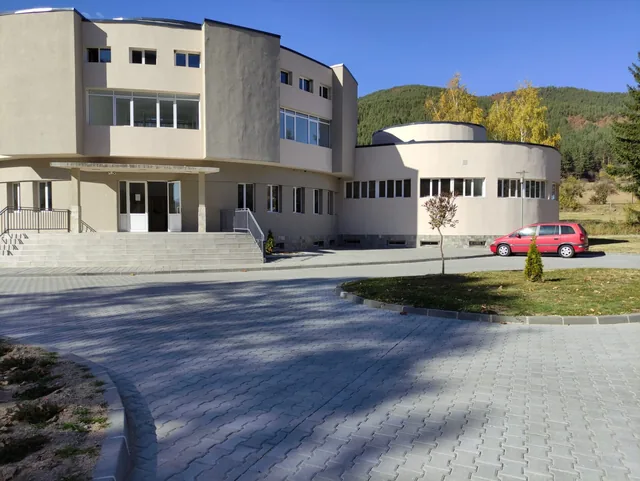 Входът на банята откъм алеята.