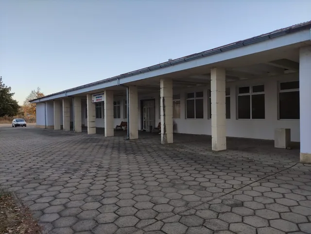 Колонадата пред входа на банята в Овощник.