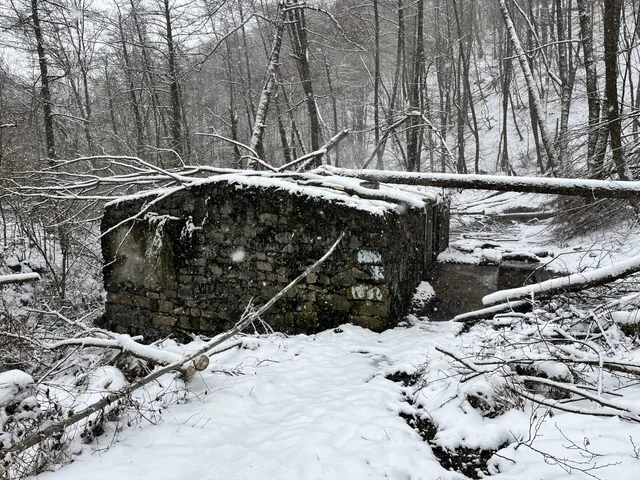 Каменната постройка при изворите под Плана, зимно време.