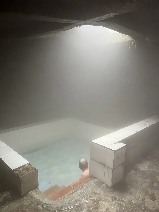 Минералният съд под бетоновата плоча — водата на самоизлив вдига пара в студа.