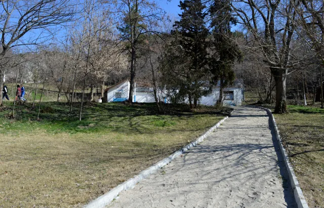 Алеята в парка към сградата на банята „Мирото“.