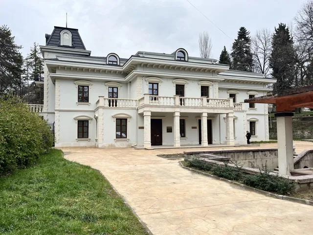 Обновената сграда на Момина баня в парка на Хисаря.