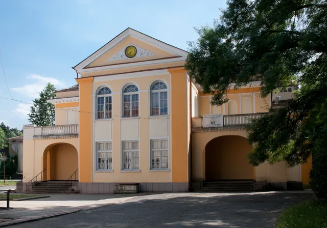 Фронтонът с часовника на Новата баня