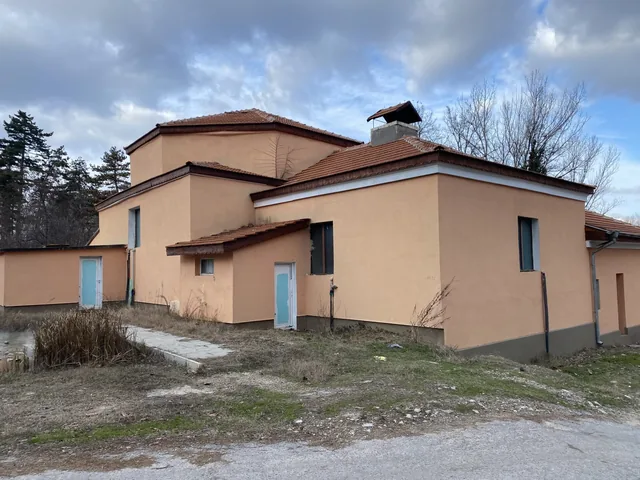 Крилото с купола над женското отделение.