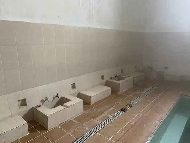 Курните покрай басейна.