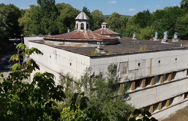 Банята отгоре — куполът над къпалнята и дългото тяло на сградата.