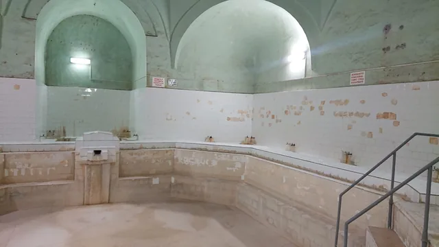 Къпалнята със сводовете и вкопания минерален съд — банята стои върху устието на Сондаж № 6.