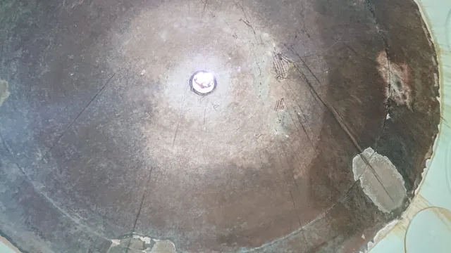 Куполът над къпалнята, гледан отдолу.