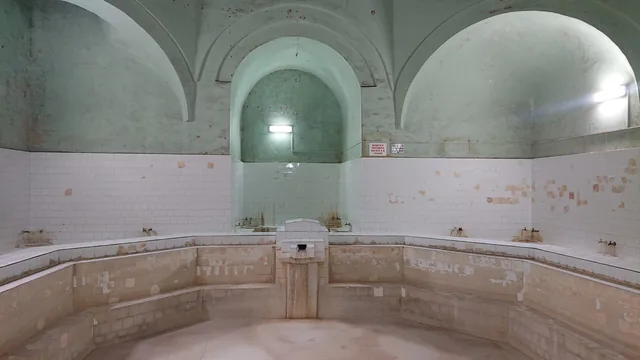 Същата сводеста къпалня от другия край на залата.