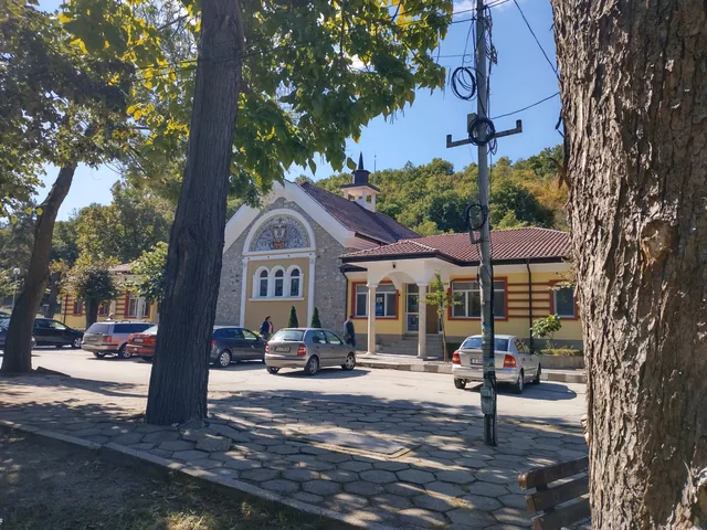 Банята откъм улицата в центъра на курорта.