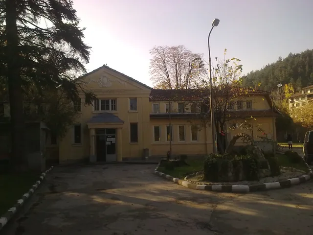 Радоновата баня с фронтона над входа, срещу слънцето.