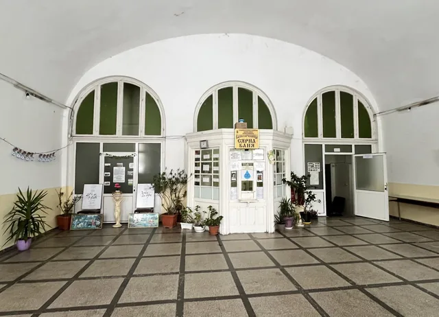Фоайето на банята с трите арки, касата и саксиите.