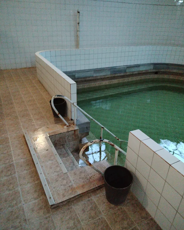 Минералният съд със зеленикавата сярна вода.