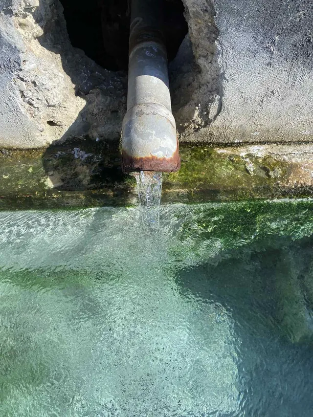 Тръбата, от която минералната вода се излива в коритото.